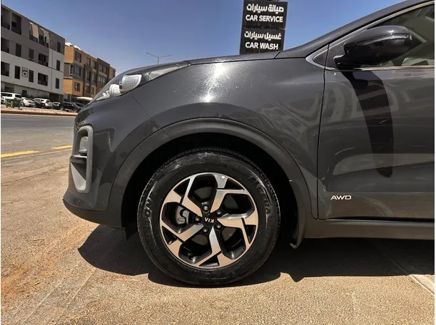 Car image 9