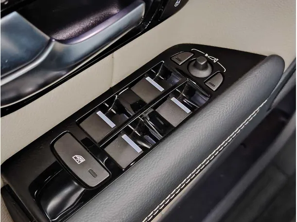 Car image 34
