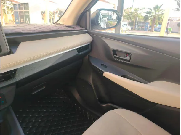 Car image 30