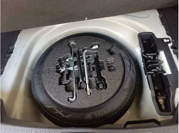 Car image 18