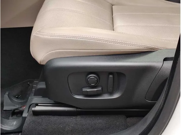 Car image 27