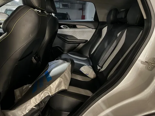 Car image 14