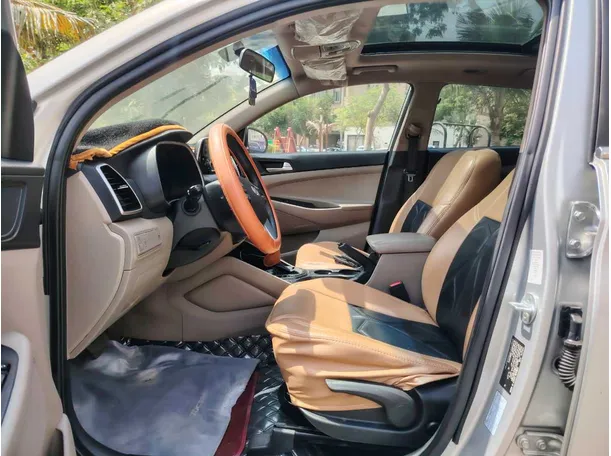 Car image 13