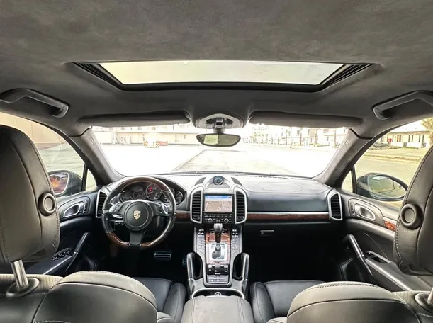 Car image 12