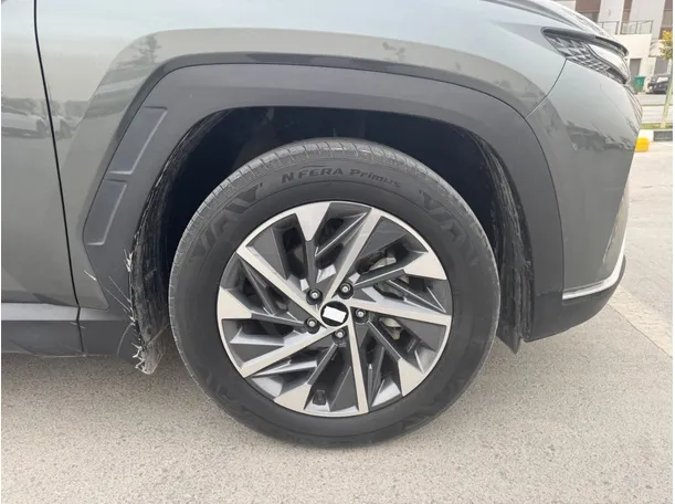 Car image 9