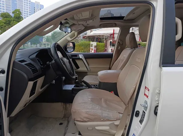 Car image 12