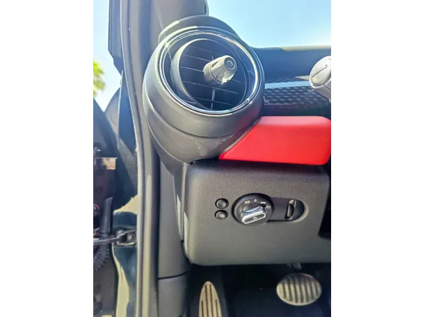 Car image 32