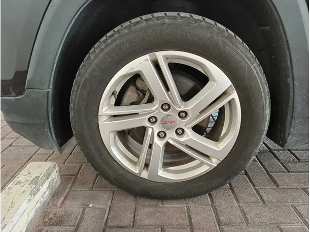 Car image 9