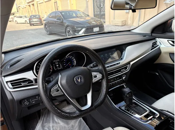 Car image 12