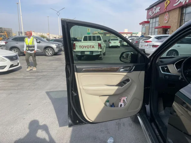 Car image 10