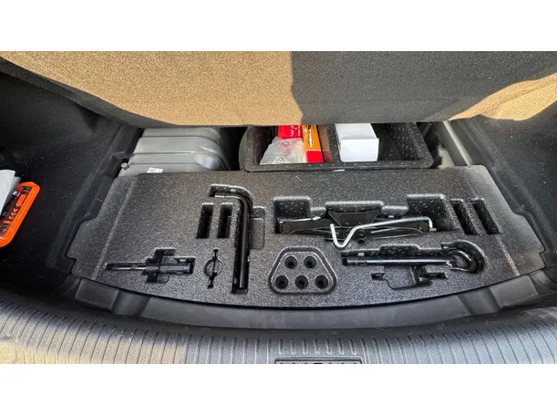 Car image 23