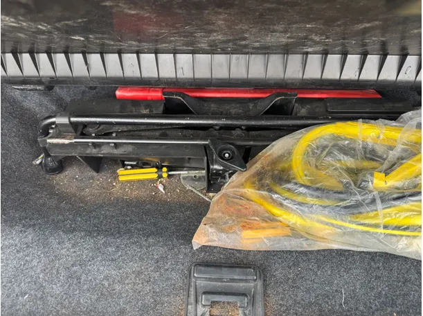 Car image 19