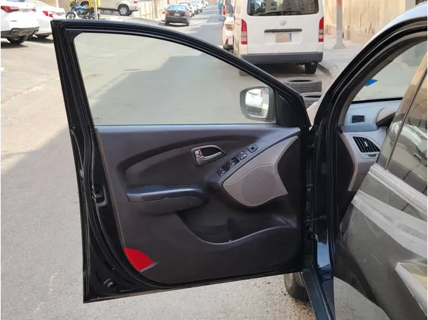 Car image 10