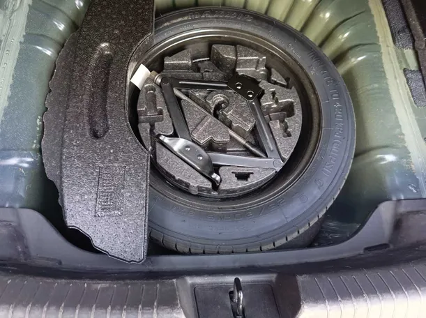 Car image 32