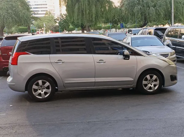 Car image 8