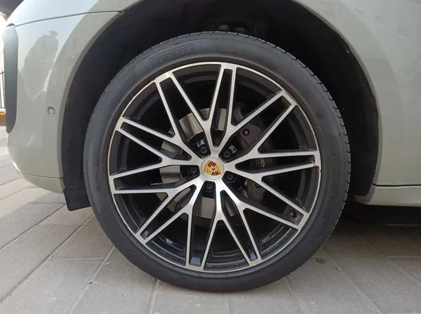 Car image 10