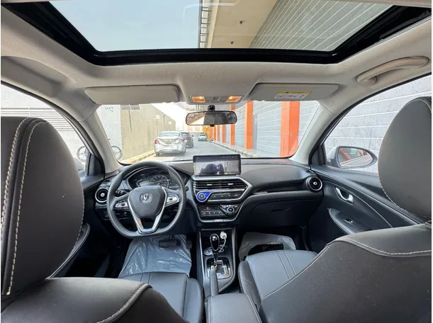 Car image 14