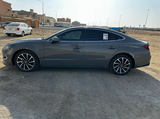 Car image 8