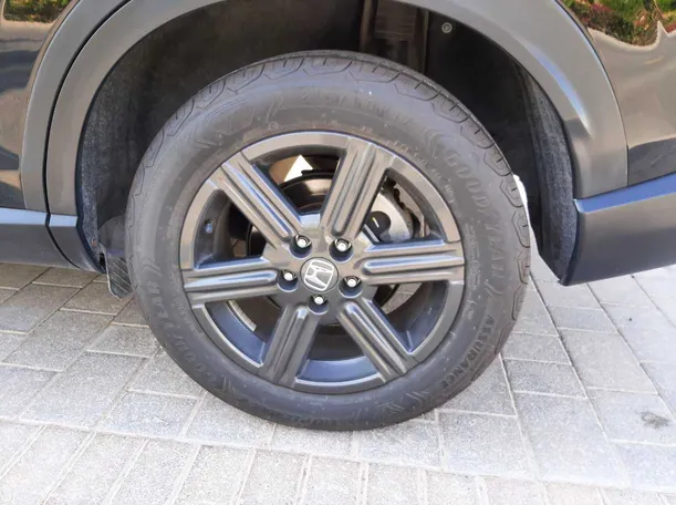 Car image 9