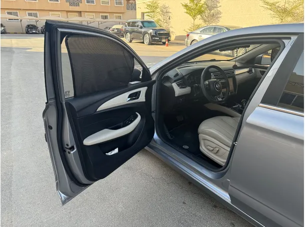 Car image 10