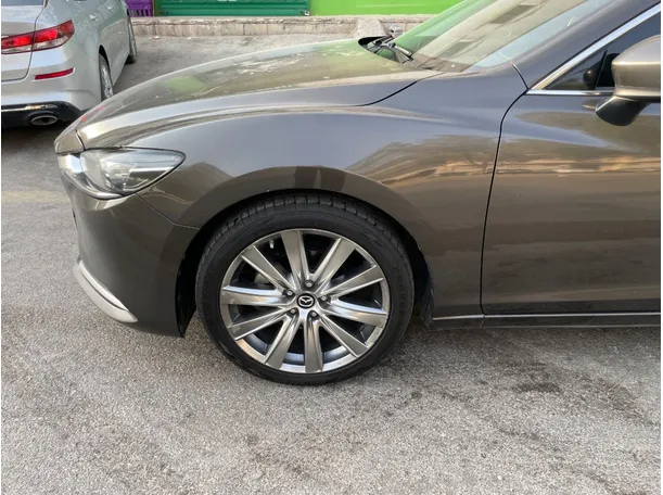 Car image 9