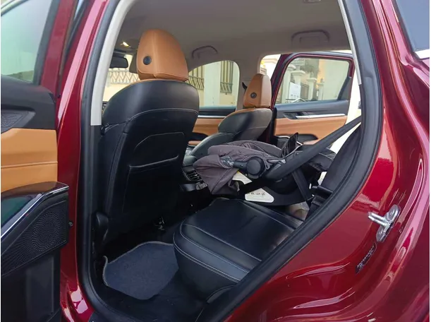 Car image 17