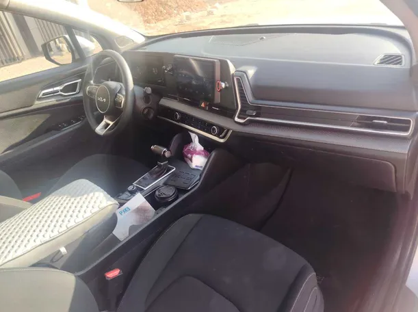 Car image 14
