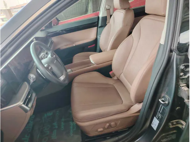 Car image 14