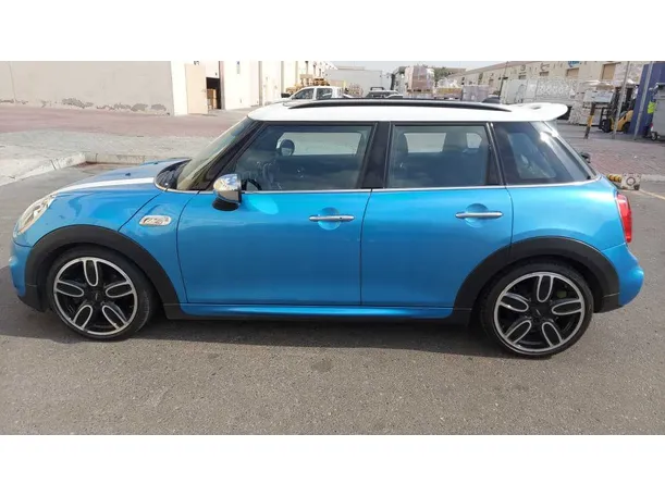 Car image 4