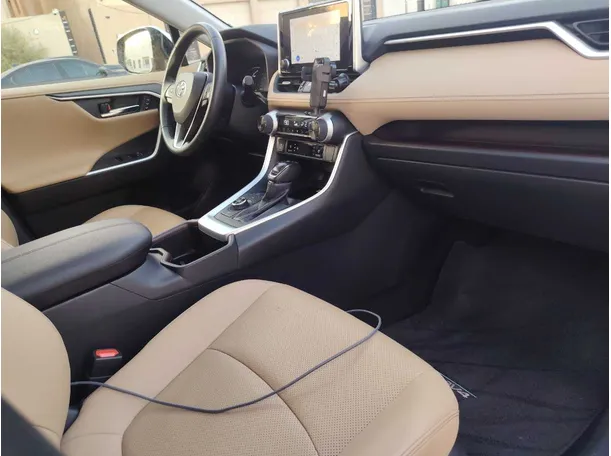 Car image 14