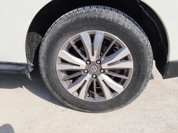 Car image 9