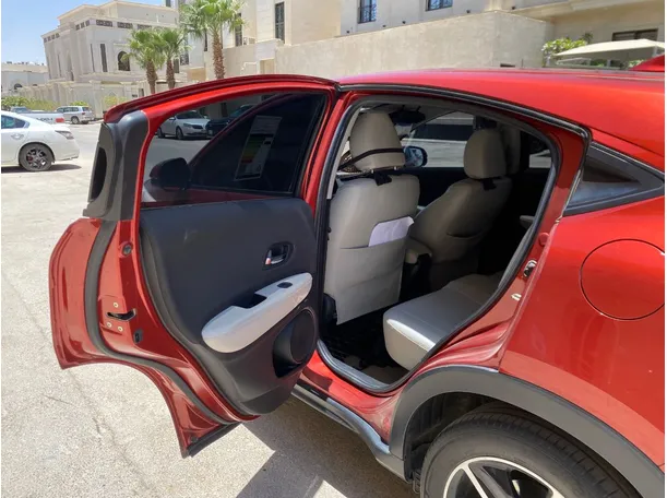 Car image 12
