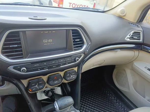Car image 19