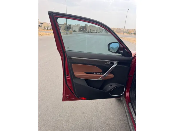 Car image 10
