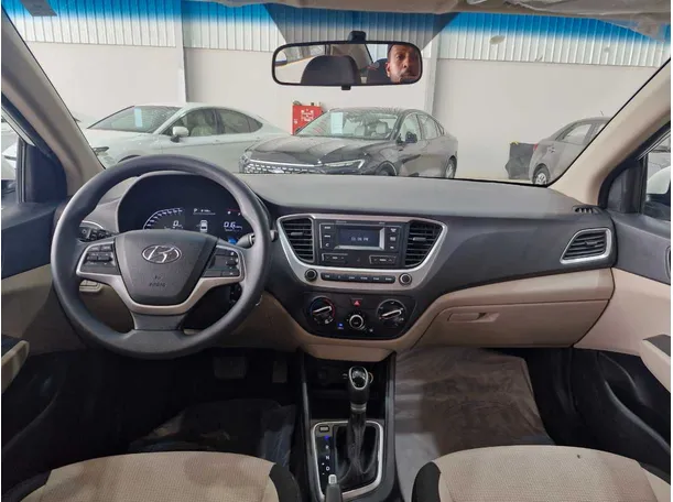 Car image 9