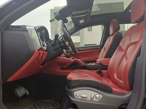 Car image 12