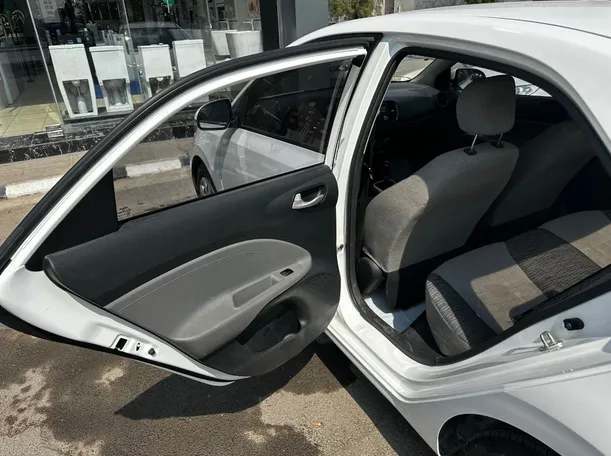 Car image 14