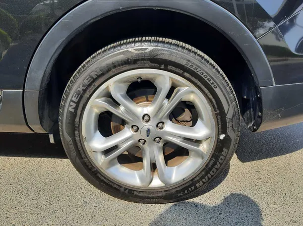 Car image 9