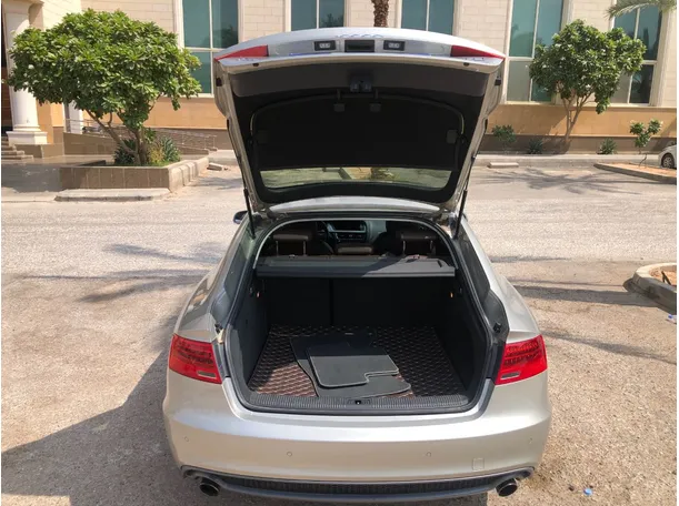 Car image 19