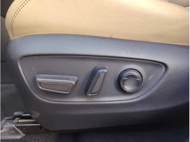 Car image 30