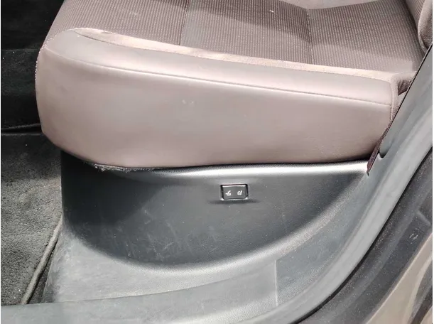 Car image 30