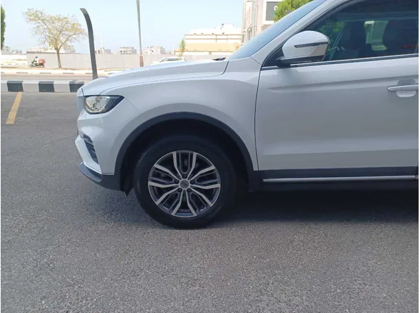 Car image 9