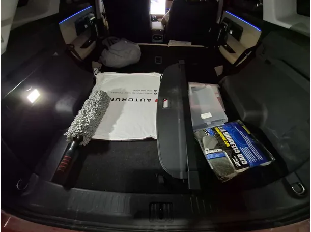 Car image 19