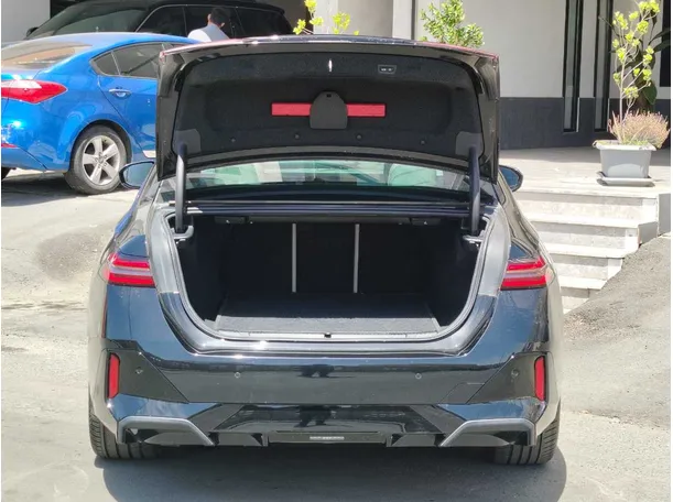 Car image 27