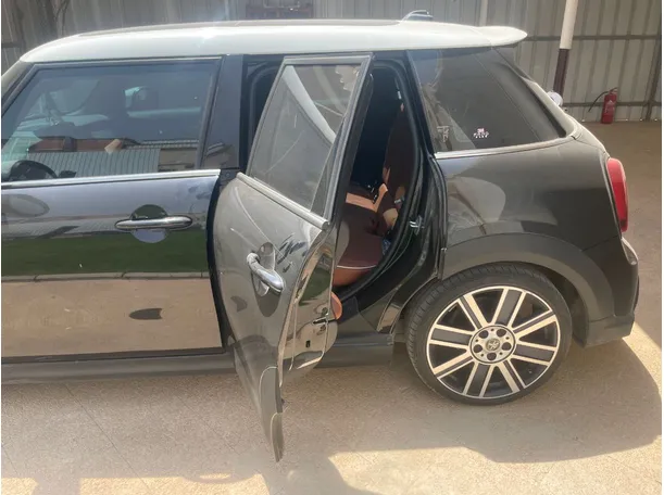 Car image 15