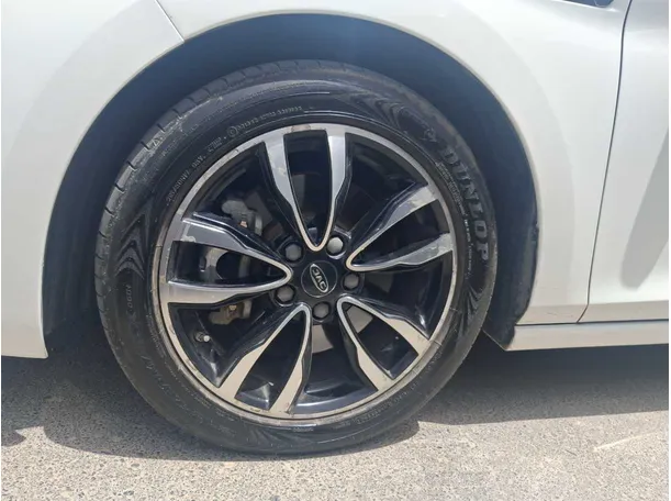 Car image 9