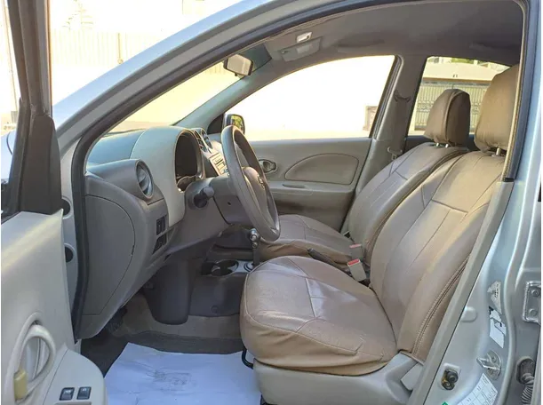 Car image 12