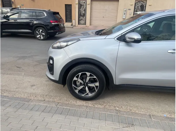 Car image 9