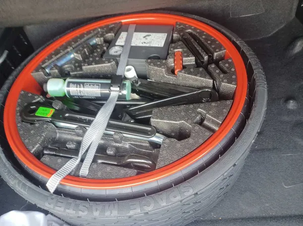Car image 24