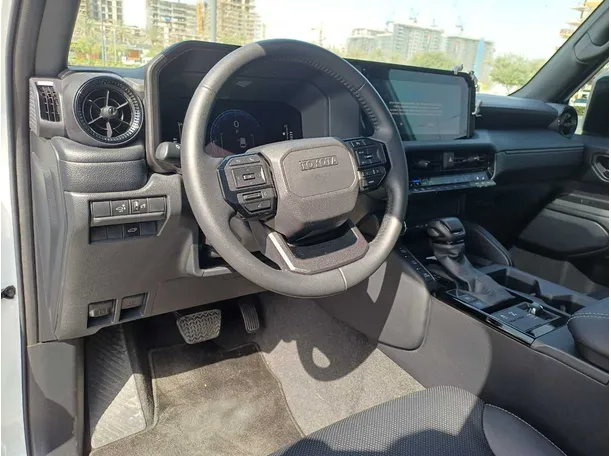 Car image 11